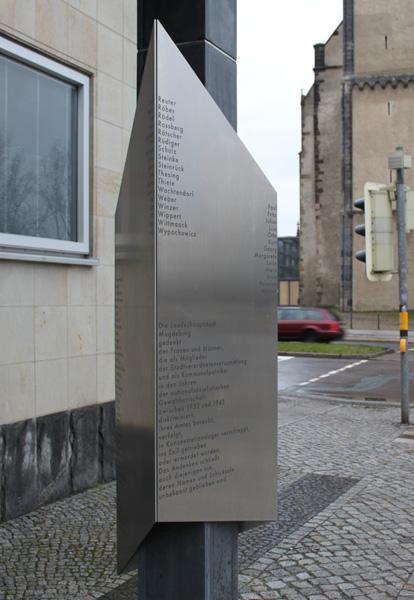 Die Gedenkstele "Ort der Erinnerung" am Rathaus.