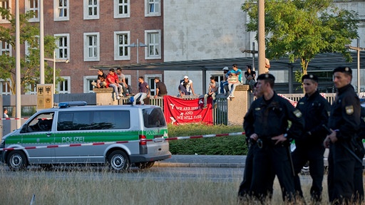 Nürnberg- Vorplatz des Bundesamt´s für Migration und Flüchtlinge besetzt!