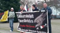 Nationaler Widerstand Zweibrücken am 19. Dezember 2016 in Saarbrücken-Malstatt. Links am Büdnis-Banner SageSa-Aktivist Thorsten Dauster.