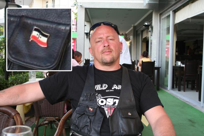 Maik Biskupek, im Ostkompanie-Shirt und mit schwatu-weiß-rotem Antecker an der Lederweste, 2011 (Vergrößerung des Ansteckers)