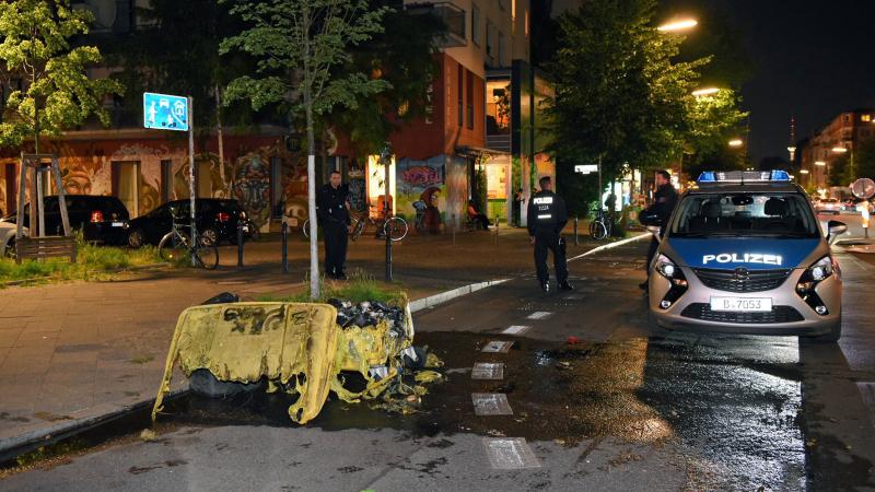 Polizei vor einer geschmolzenen Mülltonne in Kreuzberg. (Foto: Spreepicture)