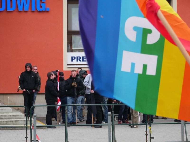 Die ersten Neonazis treffen ein, doch bunt ist schöner braun.