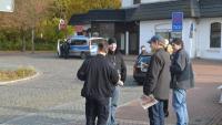 Vorläufer von “Neumünster wehrt sich”: Totalaufnahme der “Großdemo” in Bad Malente-Gremsmühlen am 31. Oktober 2015 mit Manuel Fiebinger (2.v.l.), Enrico Pridöhl (3.v.r.) und Manfred Riemke (r.)