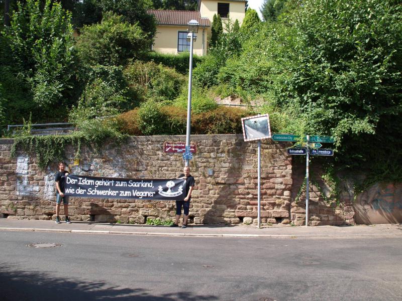 Sagesa stehen vor einer Mauer in Saarbrücken. (24.07.2015)