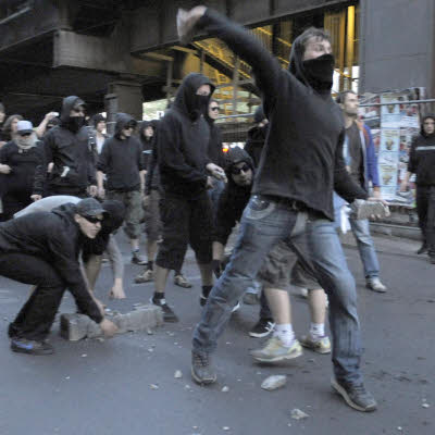 Einer von vielen Randalierern wirft am 1. Mai Steine in Richtung von Polizisten. Unter den Krawallmachern soll auch ein Polizist gewesen sein. (Foto: ddp)