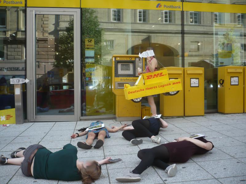 Antimilitaristischer Flashmob vor Post