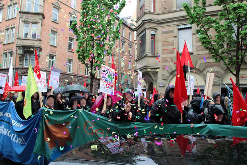 Stuttgart: Antikap Block mit Konfettikanonen