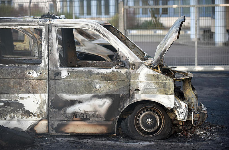 Beim Hauptzollamt in Leipzig gingen in der Nacht zu Neujahr acht Autos in Flammen auf.