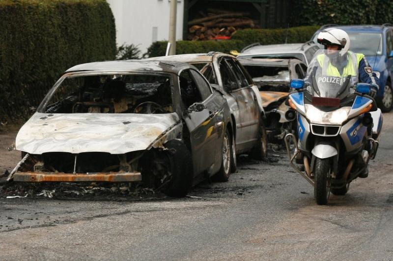 ...wiederholt griffen die Flammen auf Carports und Häuser über. In der Stadt herrscht eine Art Ausnahmezustand. Abgebrannte Wagen in Groß Flottbek: "Unsere Idylle hat einen Knick", sagt ein Anwohner.