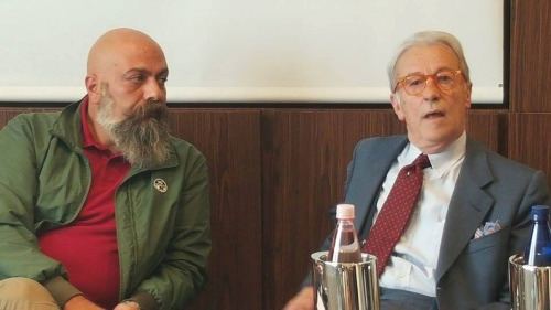 Vittorio Feltri während der Pressekonferenz mit Gianluca Iannone: “Sono qui perché la censura fa un po’ incazzare”. - "Ich bin hier, weil die Zensur mich aufregt", 