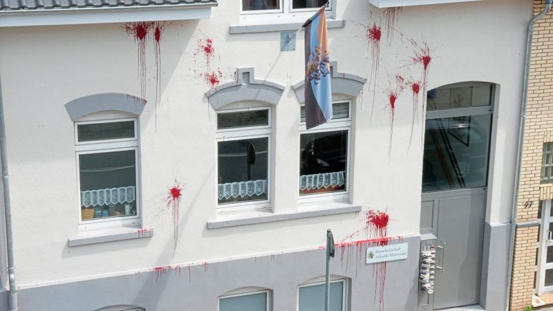 Farbbeutelattacke: Das Haus der Burschenschaft Arkadia-Mittweida in der Herderstraße wurde von Unbekannten mit Farbe beschmiert. Foto: Egmont Seiler