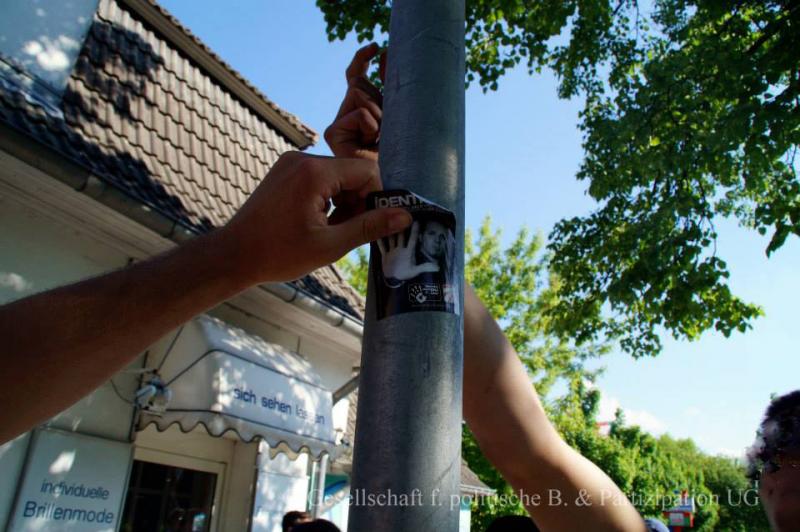 JN-Aufkleber auf der Karower Chaussee