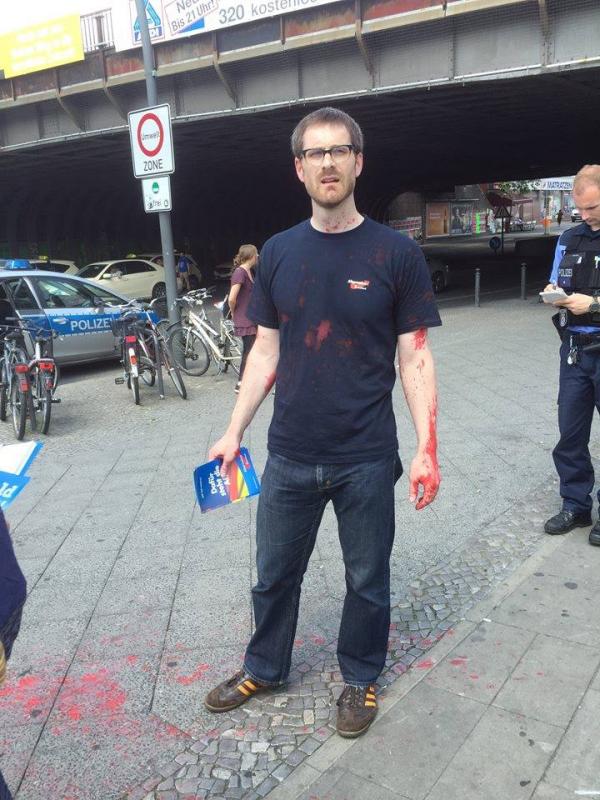 Hendrik Pauli nach Farbangriff auf einen AfD-Stand am S-Bahnhof Neukölln Anfang Juni 2016