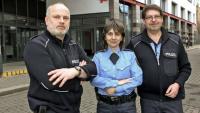 Steffan Klatt (47), Karin Wöbbeking (45) und Rüdiger Kunath (52) vor dem Polizeiposten in der Wiedebach-Passage Foto: Silvio Bürger