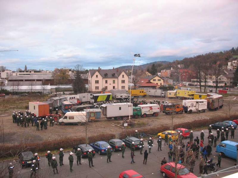 03.12.2005 Fahnenmastplatz Vauban von Polizei umstellt