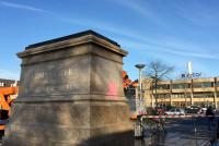 Schnell weg mit der Farbe: Mitarbeiter des Baubetriebshofes entfernten mittels Hochdruckreiniger die Farbkleckse am Denkmal „Dem Landesvater seine Göttinger Sieben“ vor dem Bahnhof in Göttingen