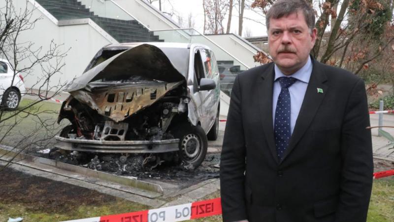 Der Vorsitzende der Gewerkschaft der Polizei in Hamburg: Gerhard Kirsch vor dem ausgebrannten Wagen der Gewerkschaft in Alsterdorf Foto: Thomas Knoop