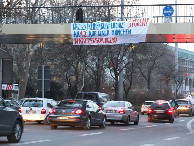 Transpi gegen die NATO Sicherheitskonferenz am Samstag in München