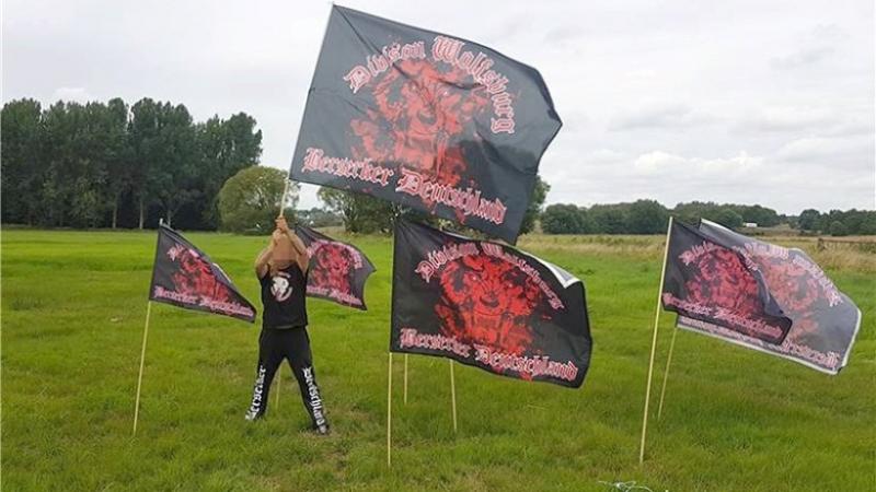 B[uonafede], der Gründer der Neonazi-Gruppierung „Berserker Deutschland – Division Wolfsburg“, zeigt seine Fahnen-Sammlung.Diese Aufnahme veröffentlichte er auf der Facebook-Seite der Berserker.