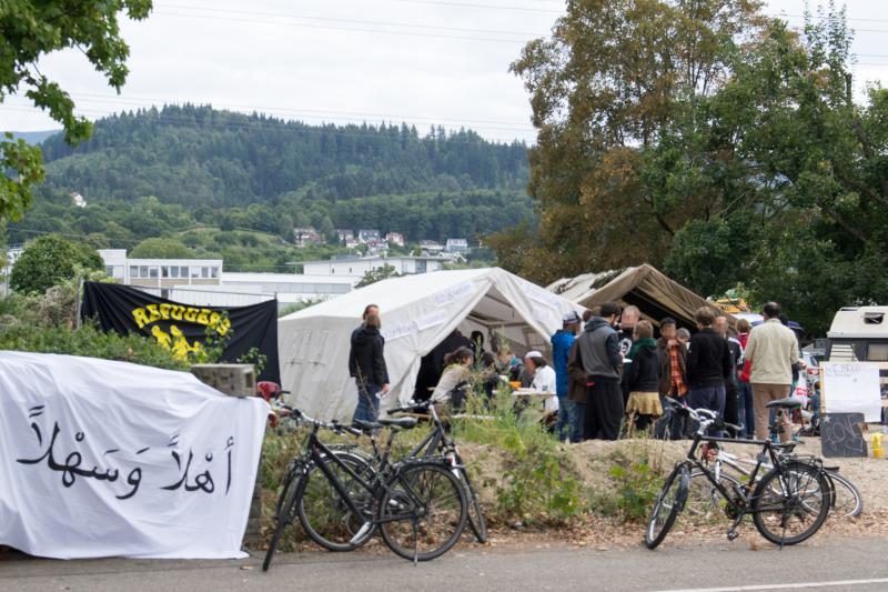 Willkommenszelte auf der Brache gegenüber der „Bedarfsorientierten Erstaufnahmeeinrichtung“ (BEA) in Freiburg