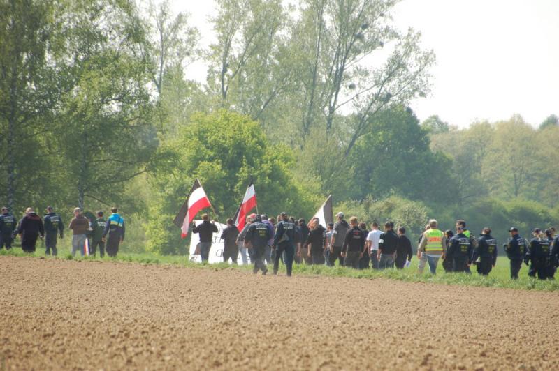 Nazis laufen zum Panzergraben