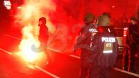 Chaoten zündeten Feuerwerkskörper vor dem Hotel, wo die Premierenfeier stattfand, an