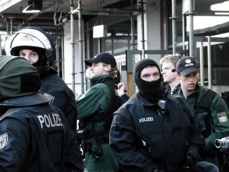 Vermummte BFE der Bundespolizei