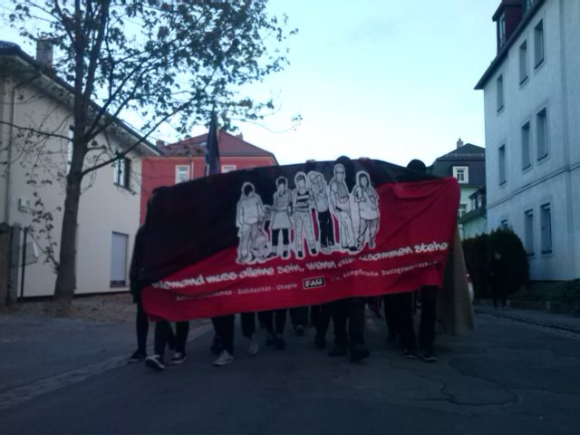 Demo 28.04.2016 "niemand muss alleine sein, wenn alle zusammen stehen!"