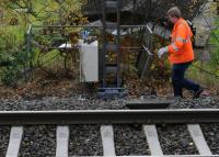 Ein Servicetechniker der Deutschen Bahn ist am 08.11.2014 nach einem Brand in einem Kabelschacht entlang einer Bahnlinie in Bremen. Foto: Ingo Wagner/dpa