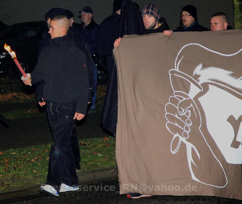 Tim Borowski (mit Fackel), Tony Schmidt und Phillipp Hinzmann (beide am Transparent) auf einer rassistischen Demonstration am 6. Dezember 2014 in Wittstock. Schmidt trägt das Transparent der rassistischen Initiative „Ein Licht für Deutschland“