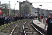 Die Demo ist auf rund 600 Menschen angewachsen und läuft in Richtung Buschallee