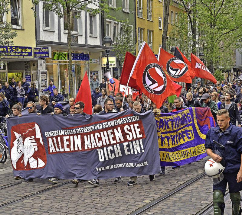 Gegen die Razzia im Linken Zentrum am Vortag demonstrierten am Dienstagabend rund 100 Menschen.