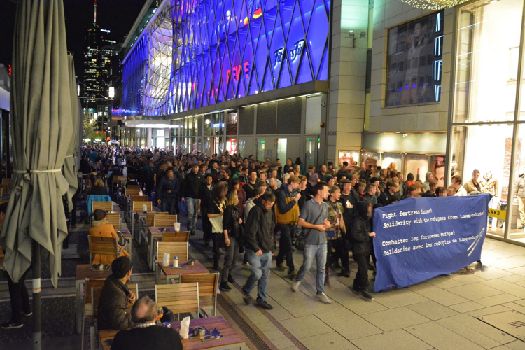 Sponti auf der Einkaufsstraße Zeil in FFM