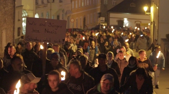 Neonazis und Bürger ziehen gemeinsam mit Fackeln durch Schneeberg