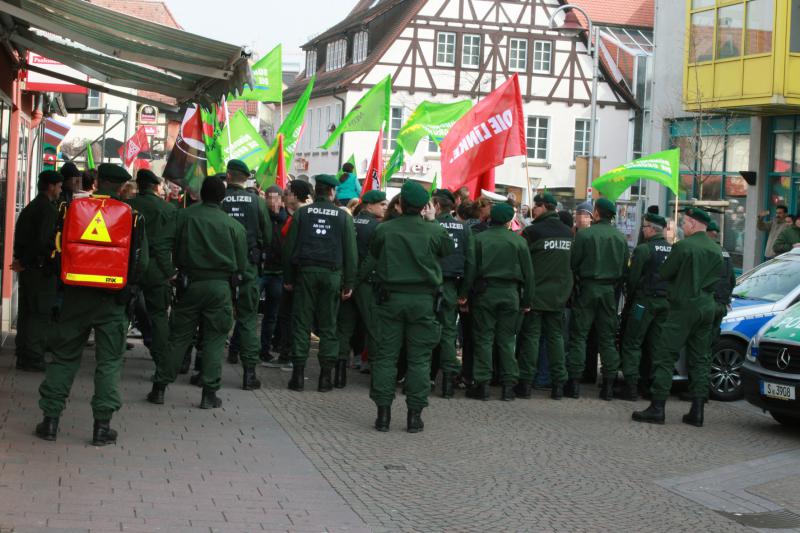 Die Polizei hindert rund 100 Menschen daran, gegen Nazis zu demonstrieren.