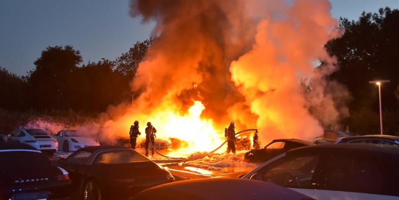 Feuerwehrleute versuchten, das Feuer einzudämmen.