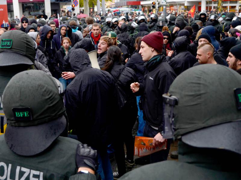 Polizeikräfte kesseln linke Gegendemonstranten ein. Foto: dpa