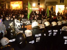 Vor dem Falafelstern stehen sich Demonstranten und Polizei gegenüber.