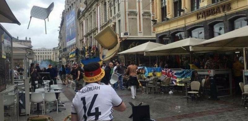 Augenzeugen berichten von einem gezielten Angriff deutscher Hools auf ukrainische Anhänger. Ein Mitglied der Facebook-Gruppe „Dynamo Dresden – Faust des Ostens“ postet zu dieser im Internet kursierenden Aufnahme: „Wir mischen mit.“