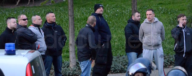 Gruppe um Kevin Dehn (4.v.l.) und Riccardo Sturm (Mitte) im Umfeld des Legida-Aufmarschs am 20. April 2015. Foto: docu.media.