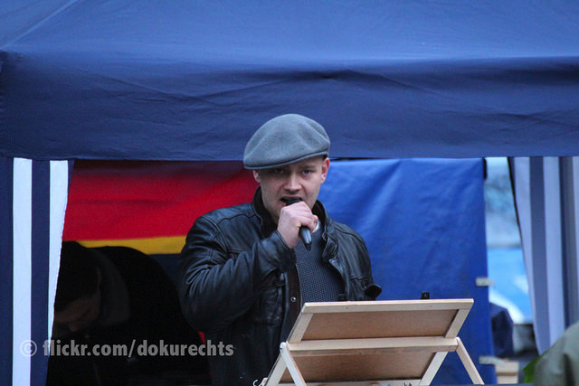 Patrick Jäcker als Redner am 11.03.2016 bei BRAGIDA in Braunschweig. Foto: Dokurechts.