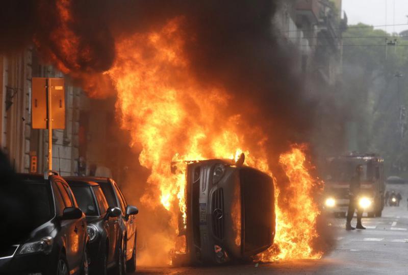 Flammeninferno: Auf Mailands Straßen haben sich Polizisten und Expo-Gegner eine Straßenschlacht geliefert.