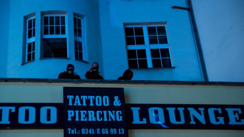 Nazis auf dem Dach der Großen Fleischergasse 4 beobachten die »monday without you«-Demo und rufen „NSU, NSU!“
