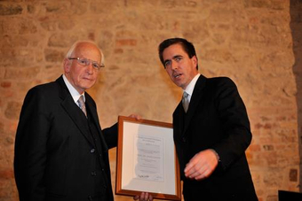 Ernst Nolte (l.) als Preis­träger der FKBF, November 2011