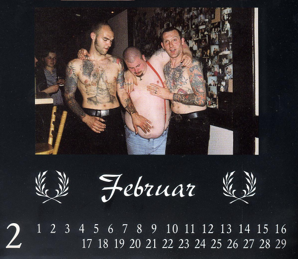 Tattoos Müller mit Klansman auf dem Bauch im Club 88-Kalender