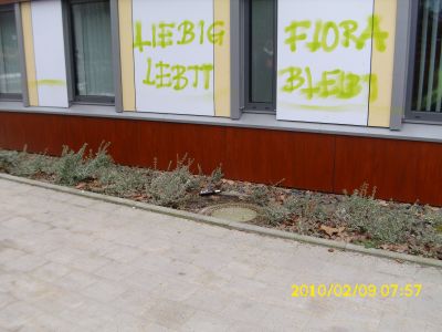 "Liebig lebtt" und "Flora bleibt" schmierten die Täter auf die Fassade.Foto: Polizei
