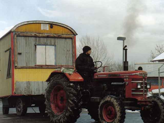 März, 2006: Roter "Rasenmäher" zieht Bauwagen