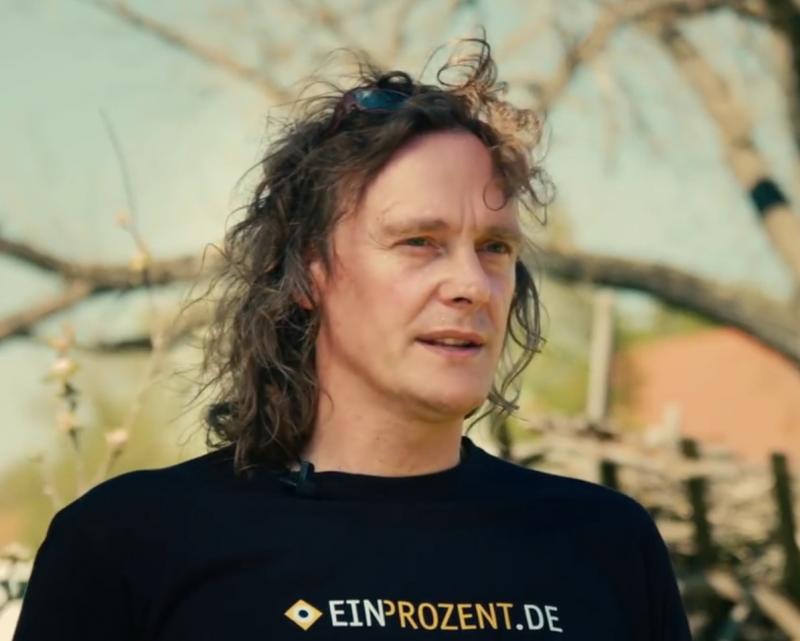 Rassist Jörg Tonndorf im T-Shirt der völkischen „Ein Prozent“-Kampagne