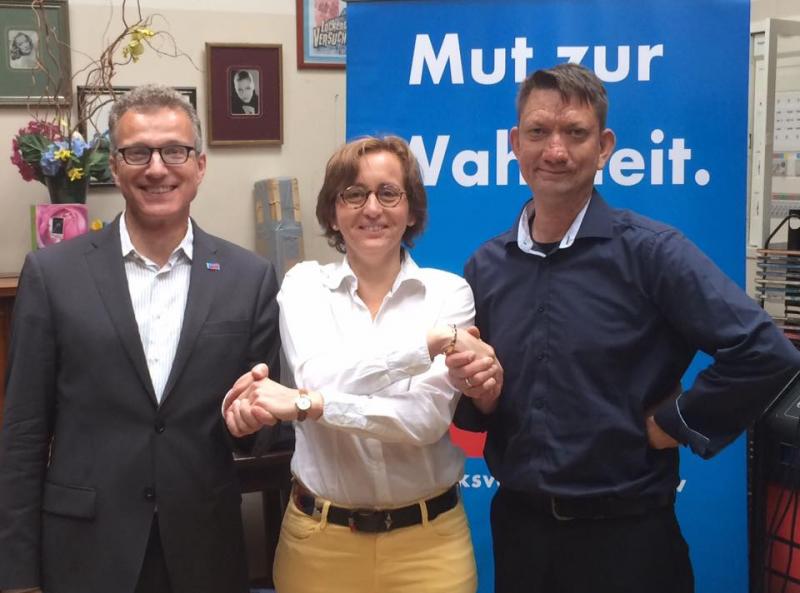 Bezirksparteitag der AfD Pankow im »Nudelholz« am 30.07.2016. »Stargast« Beatrix von Storch beglückwünscht die neu gewählten sprecher der AfD Pankow, Markus Egg (li.) und Ronald Gläser (re.), zu deren Wahl.