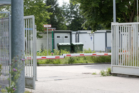 Die Einfahrt eines ehemaligen Kasernengeländes in Bad SegebergFoto: dpa/Bodo Marks